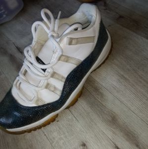 Jordan 11 low snake skin blue